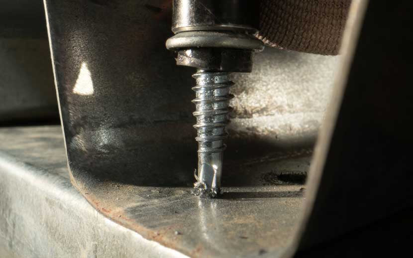 ST Fastening Metal Roofing Screw Drilling into Metal