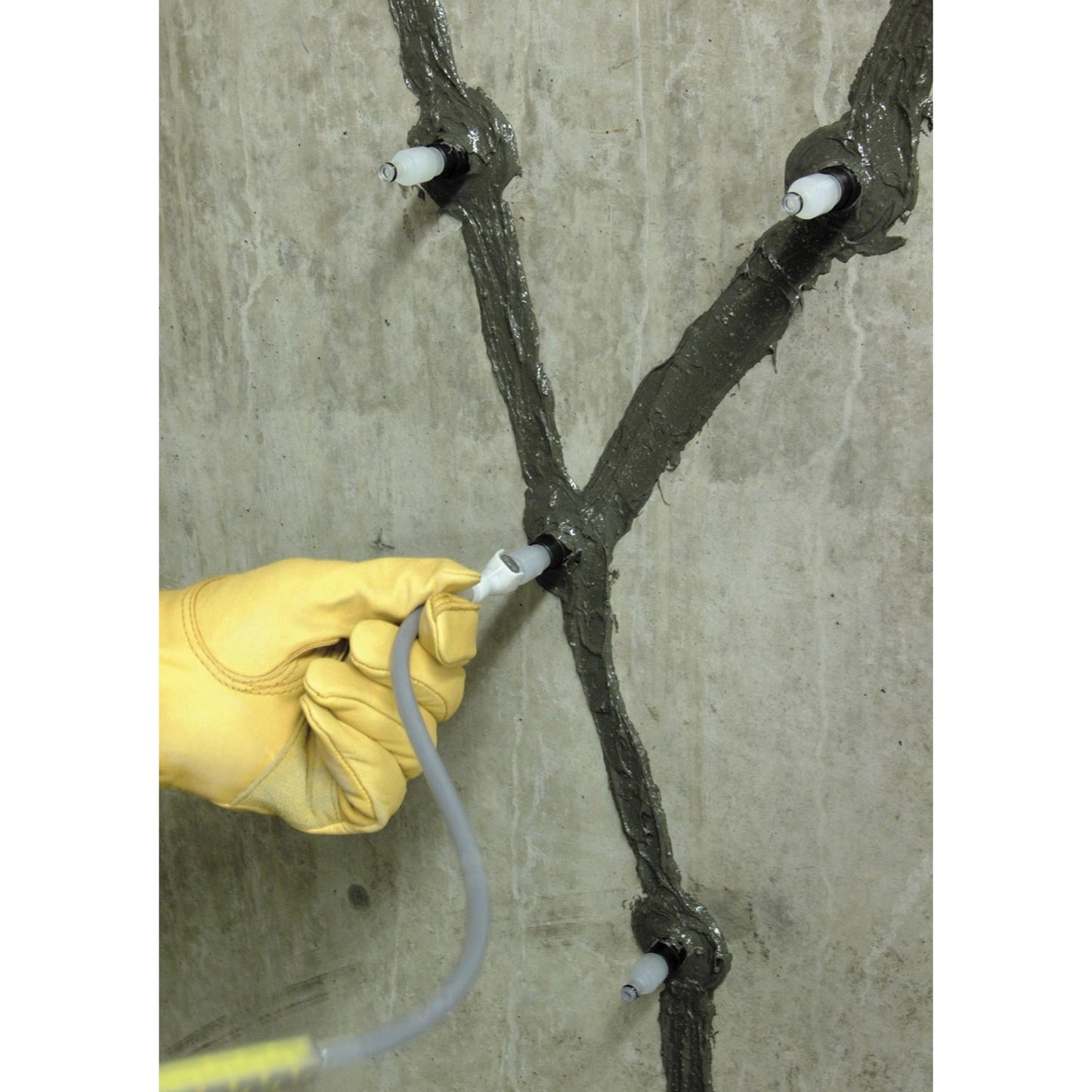 Simpson Strong-Tie CI-LVPO-KT Crack Injection Contractor inserting nozzle to probes